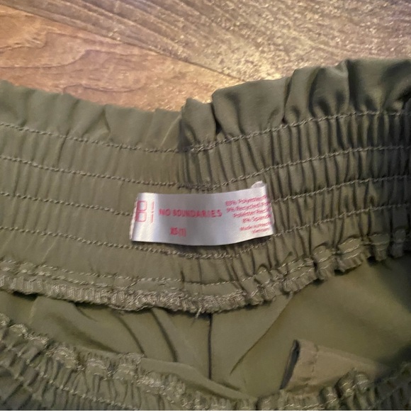 No Boundaries Shorts - Picture 3 of 3